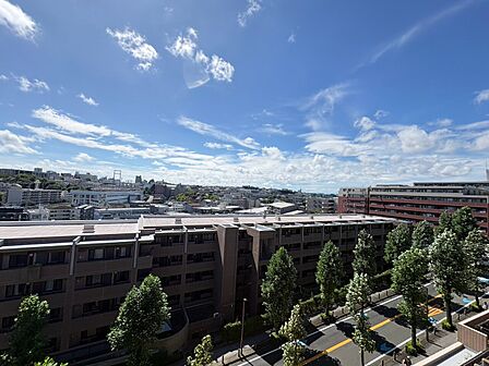 建物と緑地を望む高層階からの眺望