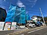 外観：青い外装シートで覆われた建物と前面道路