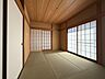 子供部屋：畳敷きの和室障子窓と木目天井が見える