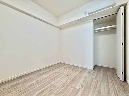 木目調の床が広がる洋室収納スペース付き