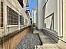 その他：建物間の細い通路と砂利敷きのスペース