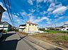 周辺：周辺道路から見た住宅と空き地