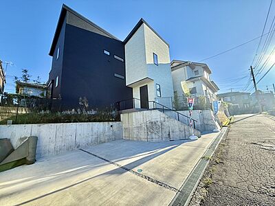 外観:道路沿いに建つ戸建て住宅の外観 外観:道路沿いに建つ戸建て住宅の外観