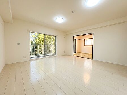 窓から採光のある広めの洋室