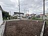その他：周囲に住宅が見える整地された土地