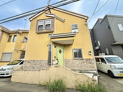 外観：戸建て住宅の外観前面に駐車スペースあり