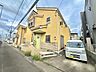 外観：住宅街に建つ2階建て住宅、前面に駐車スペースあり