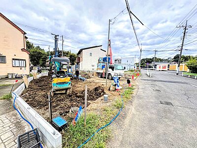 外観:建築中の戸建てと前面道路の様子 外観:建築中の戸建てと前面道路の様子
