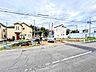 外観：建築中の戸建てと前面道路の様子
