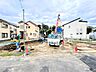 外観：建築中の戸建てと前面道路の様子