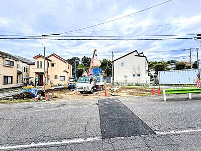 外観:建築中の戸建てと前面道路の様子 外観:建築中の戸建てと前面道路の様子