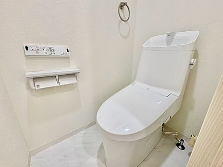 温水洗浄便座付きのトイレ