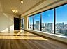 リビング/ダイニング：大きな窓から市街地を望む明るい室内