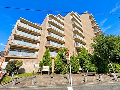 外観:道路沿いに建つ多層階の集合住宅外観 外観:道路沿いに建つ多層階の集合住宅外観