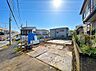 外観：建物に囲まれた整地された土地前面道路に接道