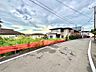 周辺：道路沿いの住宅街と周辺の田園風景