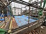 その他：骨組みと資材が見える建築中の建物