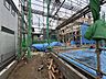 外観：建築中の建物と資材が見える現場