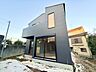 外観：黒い外壁の2階建て住宅前面に駐車スペースあり