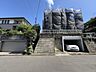 外観：外観と車庫を備えた住宅