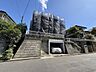 外観：石垣と門扉のある住宅外観