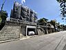 外観：道路沿いにある門扉付きの住宅外観