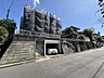 外観：石垣と植栽のある住宅外観