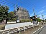 外観：道路沿いにある建物の外観