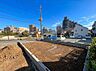 外観：建築中の区画と前面道路の様子