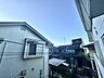 周辺：建物に囲まれた住宅街の景観