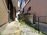 その他：建物間の細い通路と植栽の様子