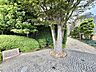 エントランス：植栽と石畳が整備された屋外アプローチ