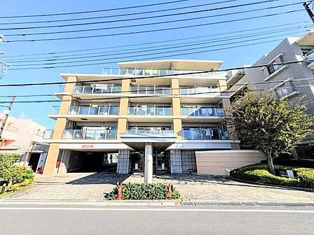 道路側から見た中層マンションの外観