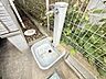 設備：屋外に設置された洗面台とホース