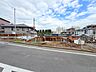 外観：前面道路に面した建築中の住宅地