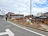 周辺：前面道路と造成中の土地が見える周辺環境
