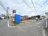 周辺：前面道路と周辺の建物を望む物件周辺の様子