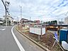 周辺：物件周辺の道路と住宅街の風景