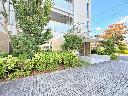 植栽と石畳が整備された建物前のアプローチ