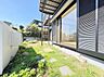 その他：建物沿いのタイル敷きの庭と植栽