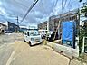 周辺：物件周辺の道路と建物の様子