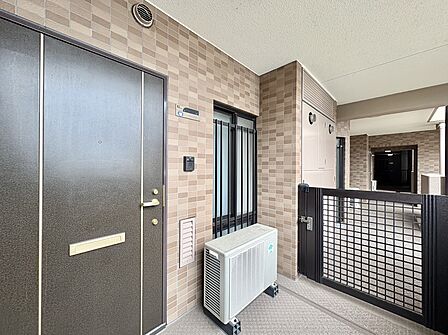 玄関前の共用廊下と玄関ドア