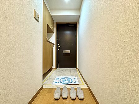 玄関から室内側を見た廊下