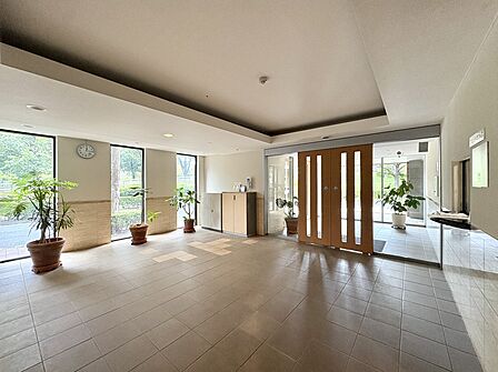 広々とした開放感のある室内空間