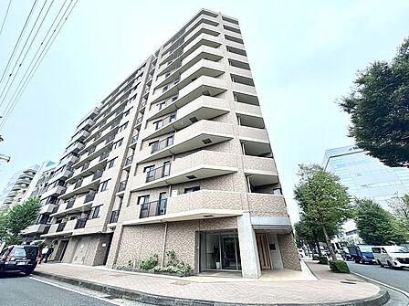 高層の集合住宅を道路側から見た外観