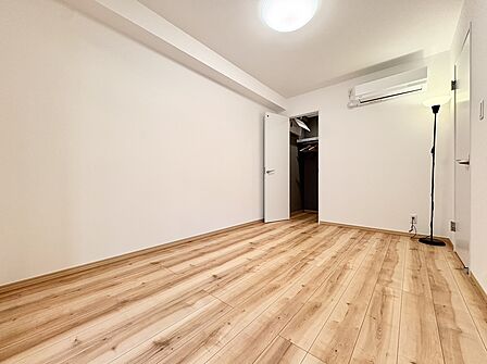 木目調の床と白い壁の明るい室内
