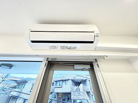 エアコンが設置された室内の窓周辺