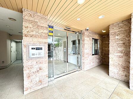 タイル張りのエントランスホール