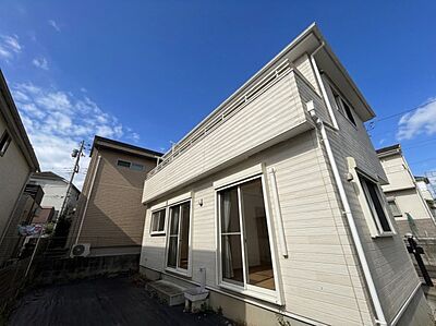 外観：白い外壁の2階建て住宅の外観