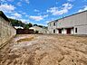 外観：建物に囲まれた土の敷地